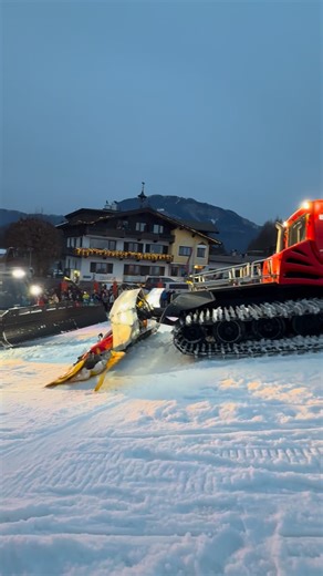🎿 Morgen startet die erste Skishow! 🎿 Jeden Dienstag erwartet euch eine rasante und abwechslungsreiche Skishow der Skischulen aus St. Johann in Tirol. Die Skilehrer zeigen in beeindruckenden Demofahrten ihr Können und sorgen mit besonderen Showeinlagen für staunende Gesichter ✨ 🎶 Ab 17:00 Uhr sorgt Musik für die richtige Stimmung ⛷️ Ab 17:30 Uhr beginnt die Skishow offiziell 🍷 Für das leibliche Wohl ist gesorgt: Der Leukentaler Schmankerlverein verwöhnt euch mit heißen und kühlen Getränken. 