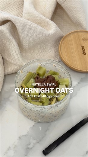 CHRISTINA SANDNES | online coach on Instagram: "Perfekt til travle morgener! Kun 452 kcal og 40(!!) gram protein 😮‍💨⁠ ⁠ Dette er alt du trenger 👇🏼�⁠ 90 g proteinyoghurt eller gresk yoghurt⁠ 90 g proteinmelk⁠ 45 g havregryn⁠ 25 g proteinpulver med vaniljesmak (eller naturell)⁠ 10 g chiafrø⁠ 60 g kiwi (1 stk)⁠ 5 g nutella (1 liten ts)⁠ ⁠ Du kan også bruke annen frukt og bær i stedet for kiwi!⁠ ⁠ Husk å følg meg for flere kalorifattige, men proteinrike oppskrifter 💚⁠ ⁠ #oppskrift #sunneoppskri