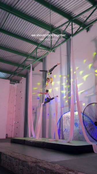 aerial duo 💘 #aerialscun #danzaaerea #acrobacia #aerialistsoftiktok #danzaaereaentelas #aerialduo #aerialist #aerialpositivity #aerialsilkstutorial #aerialsilksdrop #aerialsilks