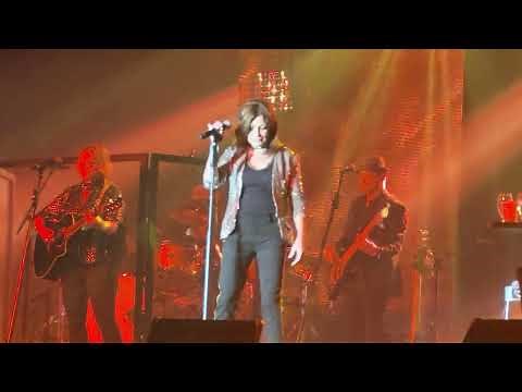Martina McBride Live singing "Independence Day"