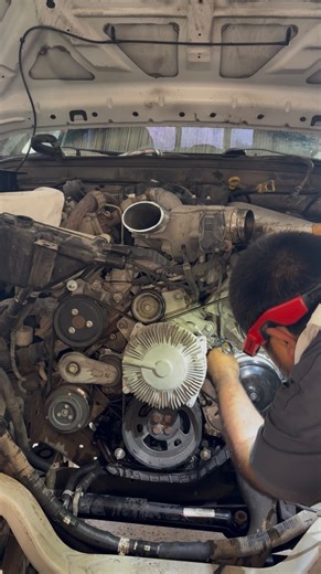 Ford 6.7 power stroke water pump install. #67 #67powerstroke #dieselmechanic #houstontrucks | SFi Diesel