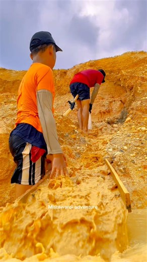 1.1M views · 6.3K reactions | Amazing,,penambang panen emas, gold discovery,looking for gold #fypシ゚viralシ #misrawardiadventure #gold | Misrawardi adventure | Facebook