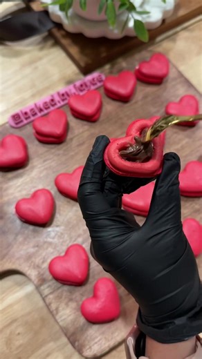 Il modo più soddisfacente per preparare i macaron a forma di cuore! Con chi li condividerai? | Chefclub Italia