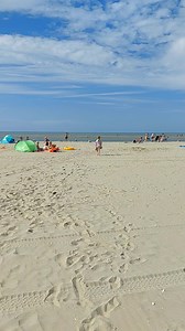 Schöner Tag am breiten, ruhigen Strand von Ouddorp 🥰🏖 Ouddorp ist ein kleiner Familienbadeort am äußersten Rand der Insel Goeree-Overflakkee in der Provinz Zuid-Holland in den Niederlanden. Der Ort bietet neben langen Stränden, eine wunderschöne Natur, einen reizvollen Ortskern und vor allem viel Platz und Ruhe. Der 18 Kilometer lange Strand ist nur durch eine Dünenreihe von der Ortschaft Ouddorp getrennt. Ouddorp ist ein Strandort im westlichen Teil der Insel Goeree-Overflakkee in den Niederl