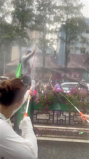 一起来感受下西双版纳傣族泼水节的热情吧，长视频，4月15日实拍，氛围感超级好。