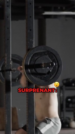 SQUAT, BON OU MAUVAIS Le squat fait mal aux genoux. Le mouvement est devenu incontournable dans les salles de sport. Tout le monde en parle, tout le monde le pratique. Des fessiers en béton à la taille affinée, le squat promet monts et merveilles. Mais? Est-ce vraiment bon pour ta santé? Pour commencer, écoute ça : jusqu'à 80% des pratiquants ressentent des douleurs au niveau des genoux après leur séance de squat. C’est énorme. Avec une mauvaise technique, les résultats peuvent vite se transform