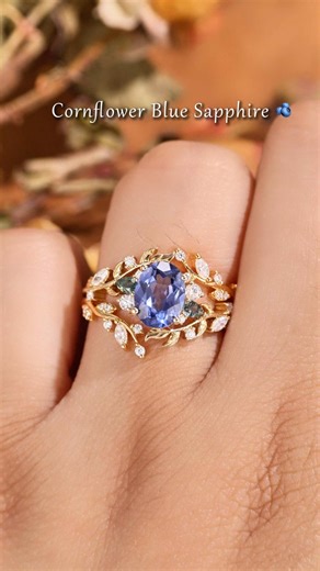 For those who love cage-style designs, this enhancer ring is made for you ✨ Featuring moissanite, leaf-inspired details, and green-blue sapphires, it creates a beautifully elongated silhouette on your finger. Thoughtfully designed and tested, it won’t snag your hair—so you can wear it with confidence every day. #enhancerring #cagestyle #moissanitering #sapphirering #uniquejewelry