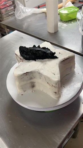 We are starting a Star Cake support group, who's in?! 🤭 - Customize your very own cake in a click on cakeyourway.com 💖 - #starcake | Cake Your Way