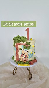 You have all been asking, so I'm hereby re-sharing my edible moss recipe 🫶 Recipe below 👇🏼 ✨️INGREDIENTS✨️ 1 egg 1 tbsp sugar 30g honey (about 1.5 tbsp) 25g flour 1.5 tsp baking powder Gel colour ✨️HOW TO✨️ Mix egg and sugar together with a fork. Add the honey. Mix again. Add flour and baking powder. Mix again. Add gel colour. Mix well. Cook in the microwave for 2min at full in a deep plate. ✨️TIPS✨️ Make sure to mix the colour in well -otherwise you will have white spots in the moss Use a fo