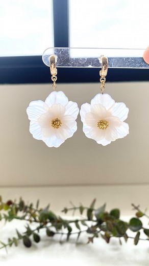 Translucent flowers have my heart 🥹 Look how it lets light pass through!! | Cutterglobe