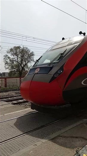 वंदे भारत ट्रेन काफी तेज है इसकी रफ्तार जौनपुर से शाहगंज की तरफ जाती हुई।