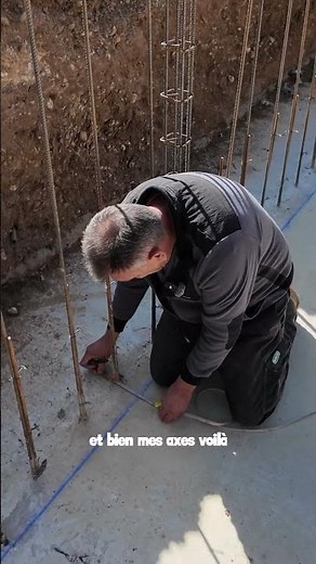 Construction of a concrete swimming pool and alignment of steel reinforcements