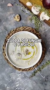 ZUPPA DI FUNGHI E CANNELLINI ideale da gustare nelle prime giornate autunnali. Di cucinatranquilla Ingredienti 300 g di funghi 250 g di fagioli cannellini cotti e scolati 3 spicchi di aglio 4 cucchiai di olio extravergine di oliva 10 g di sale grosso Q.b. sale fino per i funghi q.b. timo Q.b. cipolla rossa 500 g di acqua Procedimento In un tegame rosola nell' olio, l'aglio privo della camicia con la cipolla tritata finemente per un minuto a fiamma bassa. Unisci i cannellini, l' acqua, il sale e 