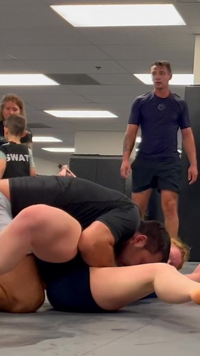 179K views · 660 reactions | Bottom of Side Control Defense: Frame & Knee In Defense from the bottom of side control prevents a worse position. Defend by neck frame & getting your knee in to block their knee from sliding over your torso to stop mount progression #realizebjjlife #brazilianjiujitsu #jiujitsuclips #queenofthenorth #crystalnadeaubjj #crystalnadeaumma | Realize BJJ Life | Facebook