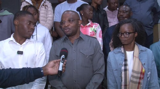 RETOUR DES BOURSIERS APRÈS 3 ANS DE FORMATION PROFESSIONNELLE AU MAROC C’est à bord d’un vol régulier de la Royal Air Maroc que les boursiers congolais de la première édition (2021-2022) du programme de Formation Professionnelle au Maroc ont regagné Kinshasa ce samedi 20 septembre, après près de trois années passées en formation. Il est un peu plus de 4 h 30 lorsque le groupe foule enfin le sol natal. Au salon diplomatique de l’aéroport de N’Djili, Me Marc Ekila Likombo, Ministre d’État en charg