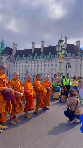 Monks on Alms Round in Central London: A Bridge of Culture and Religion on June 1, 2024Phra Rajawithetpanyakhun (Tan Chao Khun Laow), the abbot of Buddhapadipa Temple in London, the Chairman of the Council of Thai Buddhist monks in the UK and Ireland, and the chariman of the World Buddhist Dhammaduta Organization, led a group of monks on an alms round from the London Eye to Battersea Park, spreading Buddhism and welcoming many faithful devotees who came to offer alms.The sight of monks walking f