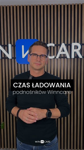 Jak długo trzeba ładować podnośniki Winncare? 🔋 To jedno z częstszych pytań, dlatego wyjaśniamy krótko i konkretnie. Każde urządzenie ma swoją specyfikę, dlatego zawsze warto zapoznać się z instrukcją obsługi przed rozpoczęciem użytkowania 📘 Podnośnik LUNA® jest przystosowany do stałego, tzw. permanentnego ładowania – po zakończeniu pracy należy odłożyć go do stacji dokującej. Dzięki temu jest zawsze gotowy do użycia. Modele Solar i Stellar posiadają czytelne wskaźniki na sterowniku. Gdy pojaw