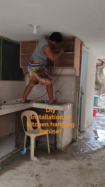 Diy installation of kitchen hanging cabinet