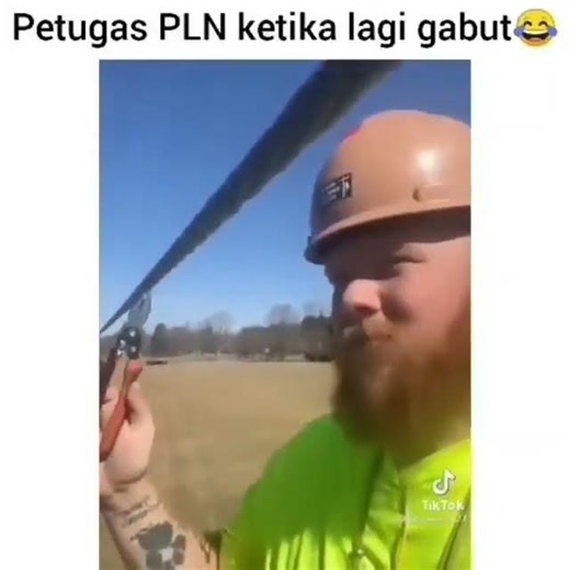 PETUGAS MAININ KABEL LAMPUNYA MALAH DISCO ANJAY #memes #memecringe #listrik #ngakak #lucu #humor