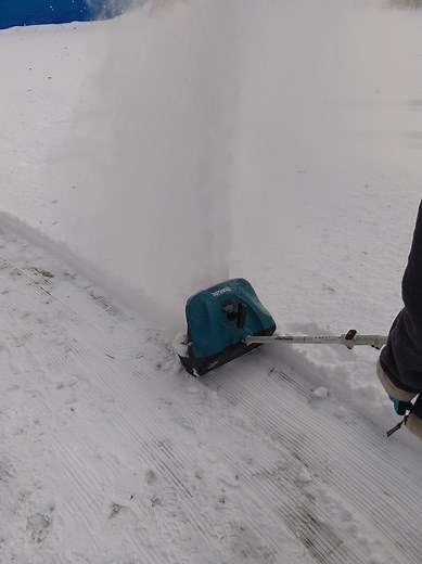 マキタ除雪アタッチメントで雪を除去する体験