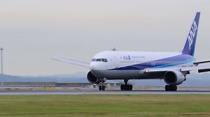 こんにちは。今朝からANAによる訓練飛行が始まりました。 不定期で実施されているANAの訓練飛行ですが、今回はボーイング767型機で実施されていました。 訓練中は着陸してすぐに離陸する「タッチアンドゴー」や一定の高度で滑走路上を通過する「ローパス」など、通常とは異なった飛行となりますが、訓練ですのでご安心ください。 きょうは、滑走路見学ツアーに同行して間近で訓練の様子を見学することができました！参加者のみなさんも目の前で実施される訓練の迫力に驚きつつ、日々のこうした訓練により航空機の安全が支えられていることを実際に体感していただけたようです。 セントレアのホームページでは訓練スケジュールを一部公開していますのでセントレアにお越しの際には参考にしてください。（飛行スケジュールは予告なく変更する場合がございます。） ☆飛行訓練情報のご案内 http://www.centrair.jp/special/f_training/ | 中部国際空港 セントレア