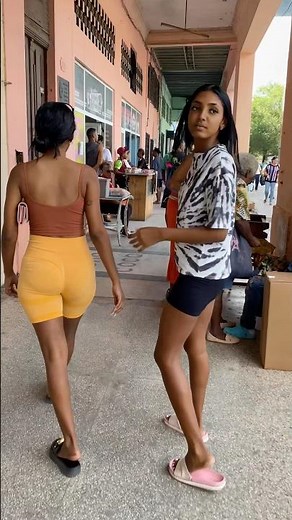 Cuban girls walking in Havana (Chicas cubanas caminando por las calles Habana)🇨🇺 #shorts