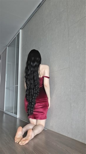 Lovely velvet dress and long hair #barefoot #feetmodel