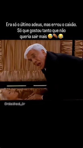 Rebobina Aí 🎥🍿 on Instagram: "Lançado em 2008, Super-Herói: O Filme é uma comédia que parodia os filmes de super-heróis, especialmente o universo do Homem-Aranha. O protagonista Rick Riker é um adolescente desajeitado que, após ser picado por uma libélula geneticamente modificada, ganha superpoderes e se transforma no herói “Dragonfly”. Com o novo traje e uma boa dose de trapalhadas, ele tenta combater o vilão Lou Landers, conhecido como “The Hourglass”, que suga a energia vital de suas vítima