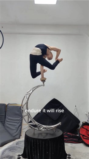 цирк | эквилибр | танцы | спорт on Instagram: "#circus #handstand #bestof1arm #circusaroundtheworld #balanse #cirqo @bestof1arm @circusaroundtheworl #contortion @circusguideagency @cirquegram #cirquegram #circusconelli #circuslife #circuseverydamnday #circusarts #circusinspiration #circusartist #circusdusoleil #circusdusoleilcasting #the_handstand_gallery @the_handstand_gallery #handbalance #handbalancer #цирковаястудия #цирковоеискусство #цирк #тренировка #гимнастика #спорт #гуцэи #цирковоеучил