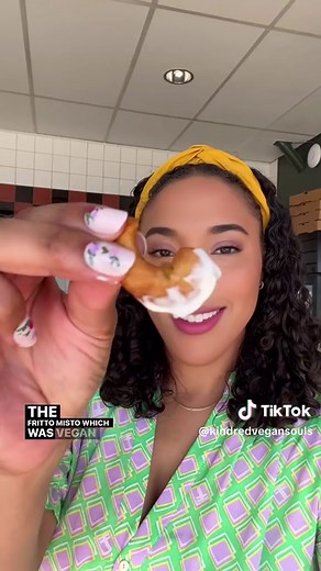 Dallas-Fort Worth finally has an all vegan/plant-based pizzeria! I love that @Pizza Verde makes their own vegan cheese and pizzas from scratch! I was super impressed by the pizzas, appetizers and desserts. They even have gluten free options which is rare for pizzerias. What’s your favorite vegan pizza spot in DFW?? Let me know in the comments! . . . . #veganpizza #allveganpizzeria #pizzaverdetx #dallasvegan #dfwvegan #whatveganseat #veganfrittomisto #dallasvegans #northtexasvegans #texasvegan #h