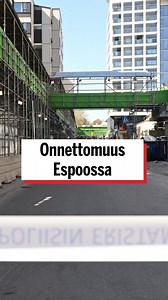 Useita ihmisiä on loukkaantunut, kun tilapäinen vaneripohjainen kävelysilta sortui Espoon Tapiolassa rakennustyömaan vieressä torstaina aamulla, kertoo pelastuslaitos. Pelastuslaitoksen mukaan loukkaantuneita on 27, joista 15 on kuljetettu Husin mukaan sairaalaan. Loukkaantuneet ovat pääosin alaikäisiä. Lue lisää: IS.fi . 📹: Lehtikuva #onnettomuudet #uutiset #espoo #onnettomuus | Ilta-Sanomat