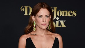 Riley Keough reparece en la alfombra roja tras la muerte de su madre, Lisa Marie Presley, presentando su esperada serie