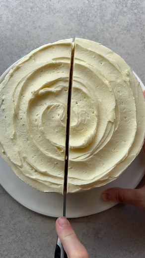 This cut slicing hack is a game-changer! 👏🏻👏🏻👏🏻 Make small 6-inch cakes go so much further and stop tall cakes from falling apart as you try to get that tall slice out ❤️ This also solves the mystery of how they get those perfect cake slices at weddings 😂 This is my absolute FAVOURITE Vanilla Cake recipe. It uses the reverse creaming method to make such a tender but perfectly formed crumb (as you can see) 👆🏻 You’ll never this of a vanilla cake as boring after you try this one. Never dry