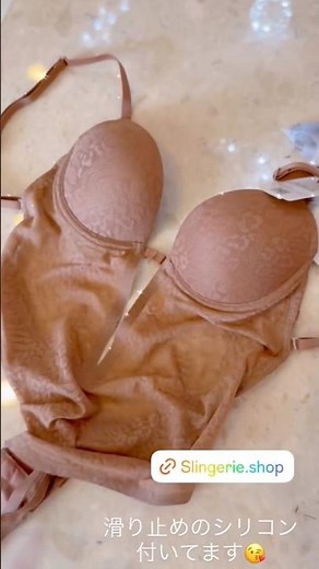 背中の開いたお洋服、ドレスの下にも世界観を損なわずに自信が持てる艶やかなベーシックランジェリー特集。AUBADE🇫🇷ランジェリー神戸岡本エスランジェリー