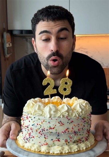HOY ES MI CUMPLEAÑOS, así que hice una torta típica de cumpleañito para festejar 🎂❤️ . Bizcochuelo con granas, dulce de leche, crema y duraznos. Bien clásica, bien de cumpleaños y de esas tortas que no necesitan mucho más para ser espectaculares ❤️ . No quiero dejar de agradecerles a ustedes por acompañarme un año más, por estar del otro lado, cocinar mis recetas y ser parte de todo esto. Y ahora sí, les dejo la receta para que tengan una buena torta de cumpleaños para hacer en casa 🥹🎂 • Para
