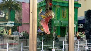 New interactive windows have installed at the Studios Store at Universal Studios Florida. The windows interact with the Bubble Play wands that debuted with the Mega Movie Parade last year. #UniversalOrlando | Inside Universal