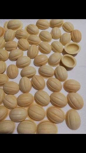 #Le NOCI dolci. 🍬🍫 Foto nei commenti. 😊 Ricetta : in una ciotola sbattere 2 uova, unire 4 cucchiai di zucchero, 4 cucchiai di olio di oliva, 400 gr di farina setacciata. Impastare, mettete sulla spianatoia e formare dei rotolini, come per gli gnocchi. Tagliare a tocchetti grandi come ciliegie ed arrotolare a palline. Scaldare il ferro e cuocere. Appena iniziano a colorire sono pronte ( non cuocere troppo altrimenti diventano duri). Riempire con panna montata mischiata con crema di nocciole . 