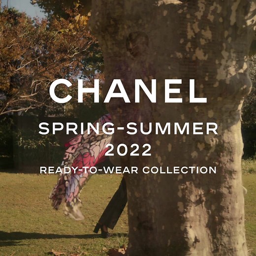 La modella Vivienne Rohner incarna la campagna della collezione Prêt-à-Porter Primavera-Estate 2022, ispirata ai momenti disinvolti dell'estate. Film diretto da Inez & Vinoodh. La collezione è disponibile in boutique. Fotocamera Fujifilm XT3 | CHANEL