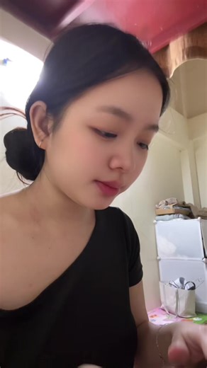 Với H cách dưỡng giọng hiệu quả nhất là tập đọc mỗi ngày 🌿 Đã có 1 khoảng thời gian mình rất sợ nghe lại chính giọng nói của mình. Giọng mỏng, hụt hơi, nói vài câu là mệt, đọc lâu thì khàn và cứng. Cảm giác như giọng không nghe lời mình, càng cố càng tệ. Rồi mình bắt đầu tập đọc mỗi ngày, rất chậm, rất đều, không ép, không vội. Chỉ là đọc và lắng nghe lại chính mình. Sau một thời gian, giọng không còn gắt, hơi thở sâu hơn, lời nói trôi hơn và có độ ấm mà trước đây mình chưa từng có. Không phải 