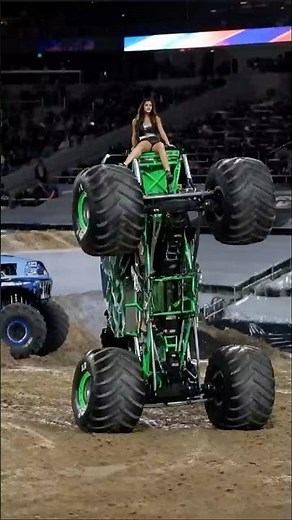 Extreme Off-Road Stunt Shocks Everyone!#Shorts#4x4#offroadskills#extremeoffroad#4x4offroad