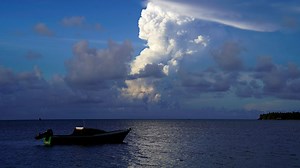 VIDÉO - Une éruption volcanique provoque un tsunami aux Fidji et des alertes en série