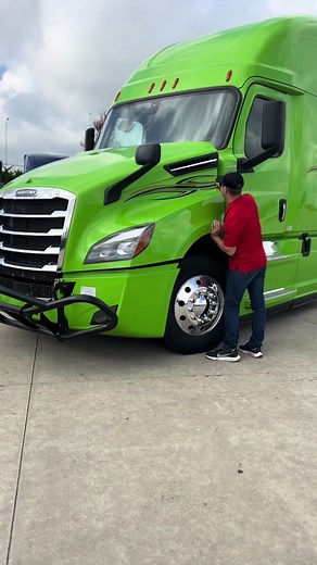Link in bio to see our current truck inventory and prices. Give Max a call today to let him know exactly what you are looking for! He is ready to help you grow your trucking business #truckingbusiness #truckingbusinessowner #fleetowner #springfieldmissouri #freightliner