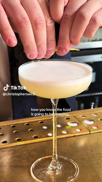 POV: you start your dinner in our martini bar ✨🍸 #martini #cocktailbar #londonbar #glassware #londonhotspots