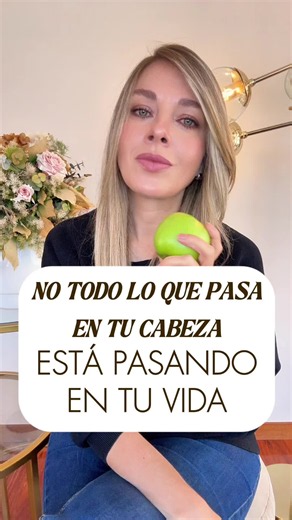 Una cosa son los hechos y otra muy distinta son las interpretaciones que hacemos de ellos. Por ejemplo, tu pareja no te responde un mensaje. Ese es el hecho. Pero pensar «ya no le importo», «seguro está con alguien más» o «está perdiendo el interés» son interpretaciones. Y aunque puedan sentirse completamente reales, no necesariamente son ciertas. Desde la psicología sabemos que no solo reaccionamos a lo que sucede, sino también al significado que le damos a lo que sucede. Nuestras experiencias,