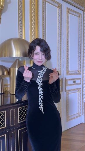 1月28日（水）発売の『Numéro TOKYO』3月号特別版カバーに音楽家の #椎名林檎 が初登場。 表紙とカバーストーリーでは、屈指の歴史を誇るハイジュエリーメゾン、ブシュロンの新作ハイジュエリーを纏い、唯一無二の魅力で夢の世界へと誘う。 撮影の舞台は、パリ・ヴァンドーム広場に佇むブシュロン本店。1858年の創業以来、自由な精神と革新性を貫いてきたメゾンの歴史が息づく場所で、プライベートでもブシュロンを愛用する椎名林檎との特別なセッションが実現。誌面ではビジュアルに加え、ジュエリーの魅力から創作活動への向き合い方まで語るインタビューも掲載。その内面に迫ります。 Photo：Ryohei Takanashi Model：Ringo Sheena Hair &Makeup：Ryoji Inagaki Stylist：Chikako Aoki Edit：Michie Mito | Numéro TOKYO