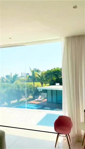 ¿Que es una Smartfilm? Película conmutable eléctrica PDLC (cristal líquido de polímero disperso). Capaz de ajustar la luz entre transparente y opaco usando corriente eléctrica. ¿Cómo funciona? La película Smartfilm funciona mediante corriente eléctrica, cuando no existe corriente las moléculas de cristal líquido se dispersan de manera irregular, cuando la película recibe corriente las moléculas se alinean de manera ordenada filtrando la luz, volviendo la película transparente en un 95%. Comenta 