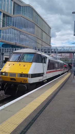 Class 82222 & 91124 LNER arrived at London Kings cross with a loud tone#train#lner#railway#class91