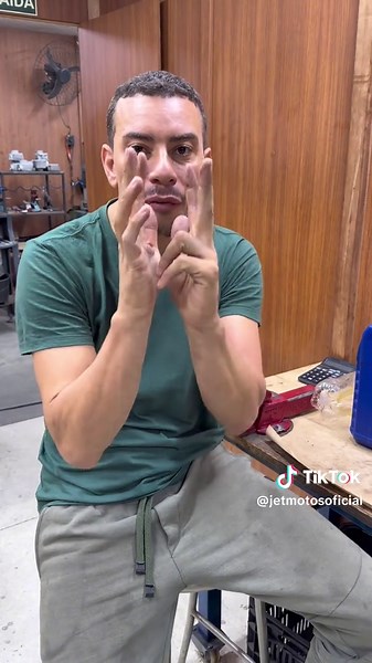 ⛽🔥 O que essa quantidade de álcool na gasolina pode fazer com as motos carburadas? 👀🏍️💨 É exatamente isso que eu explico nesse vídeo! 🎥⚙️ Vou mostrar os efeitos que essa mistura pode causar no funcionamento da moto 🔧🔥 e por que quem anda de carburada precisa ficar ligado nisso! 👊😮‍💨 Assiste até o final ▶️🔥 e comenta aí: na sua opinião, essa quantidade de álcool ajuda ou atrapalha? 🤔⛽🍃 #JetMotos #Motorzão #MotorzãoBrasil #MotoCarburada #MotoPreparada