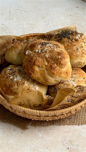 These Same Day No Knead Crusty Bread Rolls Recipe is unbelievably easy and tastes so, so good! Perfect for sandwiches or even plain they taste great with just butter! 😋| AD I save all my recipes in the Recime App. It is super convenient, you can easily save recipes from insta, tiktok, any website, make your own cookbook however you want! I have been using it for almost a year and I genuinely recommend it!! Comment “Bread” to get the detailed recipe in your Dms for FREE! Ingredients (makes aroun