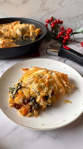 🎄PASTEL DE PESCADO para Navidad🎄 Si buscas una receta de pescado súper fácil, deliciosa y para triunfar por todo lo alto estas fiestas, aquí la tienes🎉🎄 La combinación de ingredientes y el toque crujiente de la pasta filo, es una auténtica delicia 😋 Yo lo hago en una sartén apta para horno porque es muy práctico, pero también se puede hacer en una fuente, te explico las 2 opciones. 🎄INGREDIENTES: ✔️4 lomos de merluza sin piel ✔️1 cebolla grande ✔️250 gr de espinacas baby ✔️Un puñado de piñ
